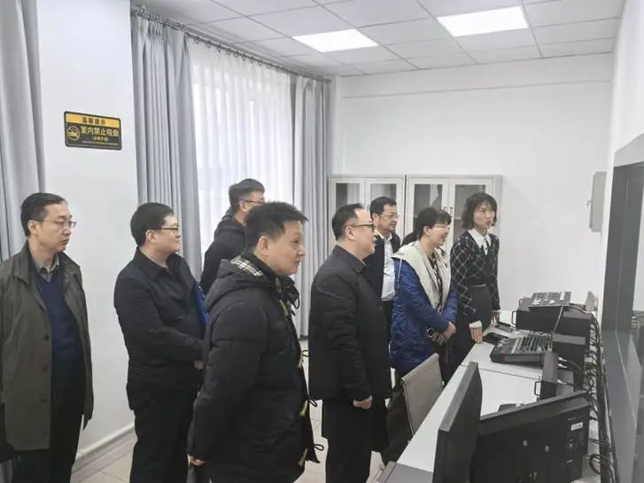 黄芳在丹东调研